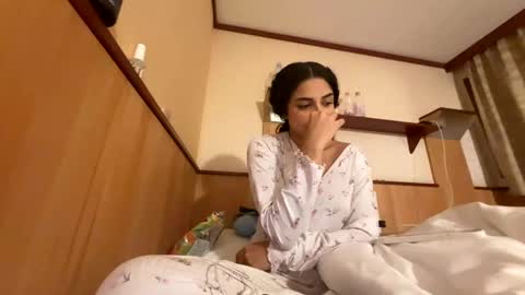 Snapshot of isabellakoffs chatting on 11-29-25, 09:40 Isabella.. back again online show from 11-29-25, 09:40