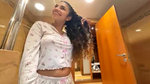 Snapshot of isabellakoffs chatting on 12-19-25, 05:42 Isabella.. back again online show from 12-19-25, 05:42