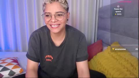 Isabella Mout  online show from 11-23-25, 08:30