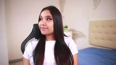 Snapshot of isabelle_lane chatting on 11-24-25, 12:38 online show from 11-24-25, 12:38