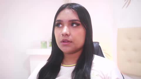 Snapshot of isabelle_lane chatting on 12-03-25, 12:25 online show from 12-03-25, 12:25