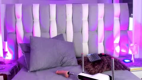 Snapshot of isadiazz chatting on 10-25-25, 05:15 Isa online show from 10-25-25, 05:15