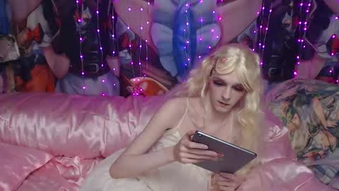 Snapshot of iselestias chatting on 12-04-25, 10:07 Sele online show from 12-04-25, 10:07