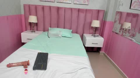 Snapshot of isis_loraine_ chatting on 03-04-25, 05:11 ISIS online show from 03-04-25, 05:11