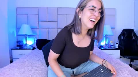 Snapshot of isis_loveyes_ chatting on 01-06-26, 01:59 Pauli online show from 01-06-26, 01:59