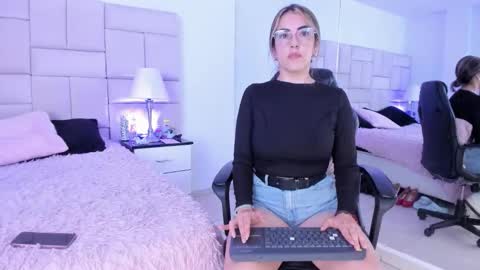 Snapshot of isis_loveyes_ chatting on 01-18-26, 01:09 Pauli online show from 01-18-26, 01:09