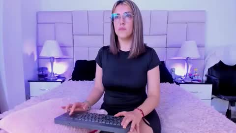 Snapshot of isis_loveyes_ chatting on 02-03-26, 11:21 Pauli online show from 02-03-26, 11:21