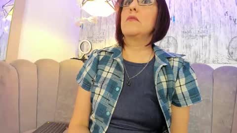 Snapshot of isisblakee chatting on 11-25-25, 10:43 Isis online show from 11-25-25, 10:43