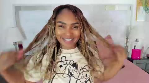 Snapshot of isla_scott chatting on 06-11-26, 11:30 Vanessa online show from 06-11-26, 11:30