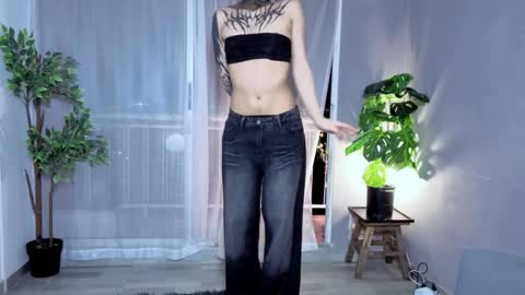 Snapshot of isnotforeveryone chatting on 09-16-25, 03:18 Julyane online show from 09-16-25, 03:18