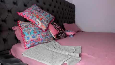 Snapshot of issabellaa chatting on 05-25-26, 06:58 Issy online show from 05-25-26, 06:58