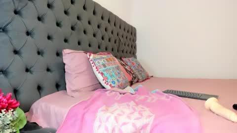 Snapshot of issabellaa chatting on 05-26-26, 06:48 Issy online show from 05-26-26, 06:48