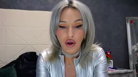 IssaSmyth online show from 04-25-26, 07:33