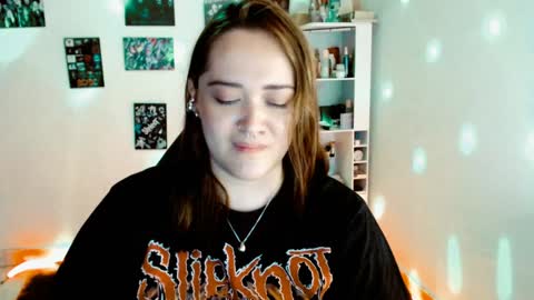 Snapshot of issis_demon chatting on 12-14-24, 03:51 Yiz online show from 12-14-24, 03:51