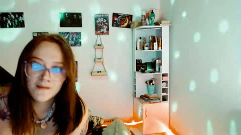 Snapshot of issis_demon chatting on 12-20-24, 05:47 Yiz online show from 12-20-24, 05:47