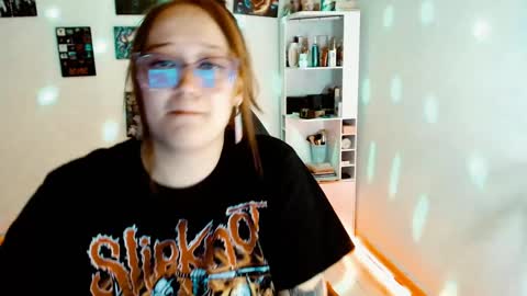 Snapshot of issis_demon chatting on 12-21-24, 04:09 Yiz online show from 12-21-24, 04:09