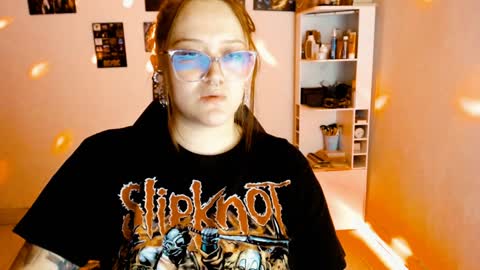 Snapshot of issis_demon chatting on 12-28-24, 07:11 Yiz online show from 12-28-24, 07:11