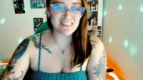 Snapshot of issis_demon chatting on 01-13-25, 08:15 Yiz online show from 01-13-25, 08:15