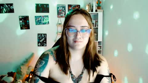 Snapshot of issis_demon chatting on 02-08-25, 05:18 Yiz online show from 02-08-25, 05:18