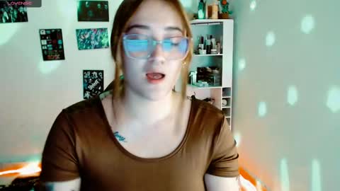 Snapshot of issis_demon chatting on 02-16-25, 04:20 Yiz online show from 02-16-25, 04:20