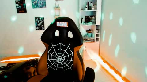 Snapshot of issis_demon chatting on 02-17-25, 04:09 Yiz online show from 02-17-25, 04:09