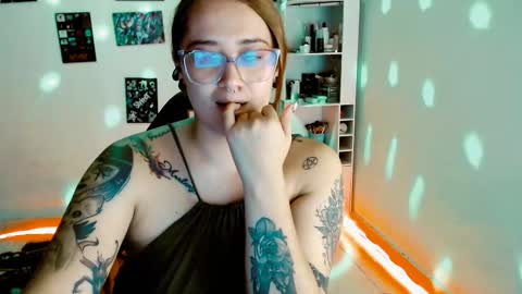 Snapshot of issis_demon chatting on 02-17-25, 07:15 Yiz online show from 02-17-25, 07:15