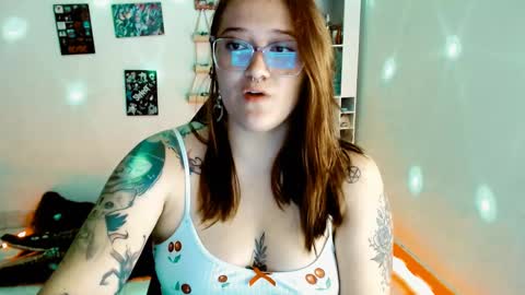 Snapshot of issis_demon chatting on 02-22-25, 05:34 Yiz online show from 02-22-25, 05:34