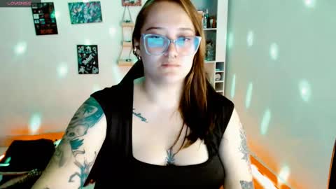 Snapshot of issis_demon chatting on 02-23-25, 07:22 Yiz online show from 02-23-25, 07:22