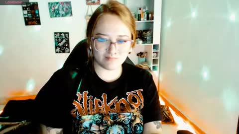 Snapshot of issis_demon chatting on 02-24-25, 06:49 Yiz online show from 02-24-25, 06:49