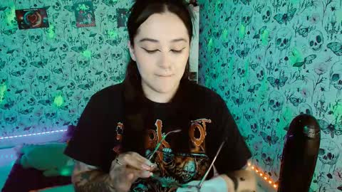 Snapshot of issis_demon chatting on 10-05-25, 04:22 Yiz online show from 10-05-25, 04:22