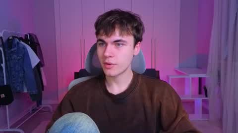 Snapshot of istairee chatting on 02-13-25, 10:34 Maks online show from 02-13-25, 10:34