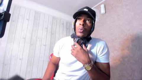 Snapshot of itanxfor chatting on 11-17-25, 12:33 itanxfor online show from 11-17-25, 12:33