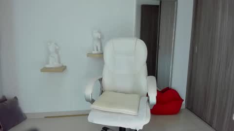 Snapshot of ivannasaenzcute chatting on 02-21-25, 11:43 Ivanna online show from 02-21-25, 11:43