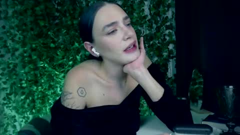 Snapshot of ivyjonson chatting on 12-29-24, 04:40 Miss Ivy online show from 12-29-24, 04:40