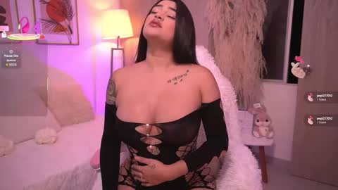 Snapshot of ivyrose_ chatting on 10-25-25, 03:14 Annie online show from 10-25-25, 03:14