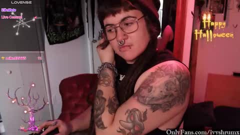 Snapshot of ivyshrumx chatting on 10-16-25, 10:33 Ivy ShrumX online show from 10-16-25, 10:33