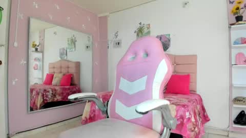 Snapshot of ivyyemerald_ chatting on 07-07-26, 01:15 IVY online show from 07-07-26, 01:15