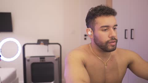 Izaak online show from 12-19-24, 08:13