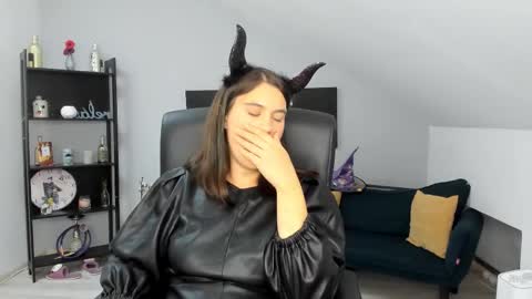 Izzy online show from 10-31-25, 09:16