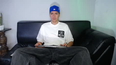 INDEPENDENT MODEL online show from 01-08-25, 12:15