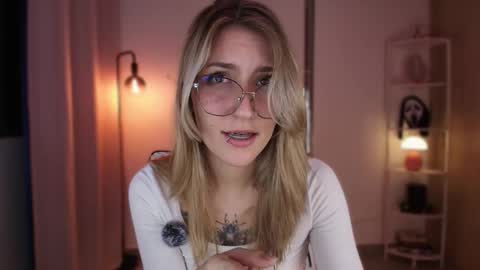 Linda Sofia help me get to 100 thumbs up online show from 11-30-25, 04:49