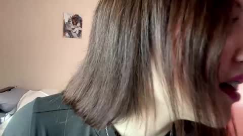 Snapshot of jaclynmalcolm chatting on 05-04-26, 05:14 Lillian online show from 05-04-26, 05:14