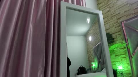 jade white  online show from 09-12-25, 12:38