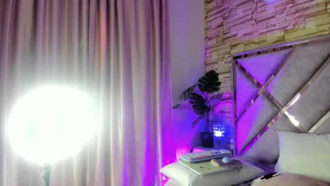 jade white  online show from 09-17-25, 12:51