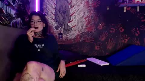 Snapshot of jadepoarch chatting on 04-21-26, 04:52 Alex and Venus online show from 04-21-26, 04:52