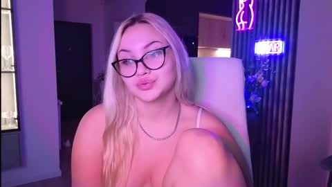 Snapshot of janemiss chatting on 11-18-25, 01:11 Jane online show from 11-18-25, 01:11