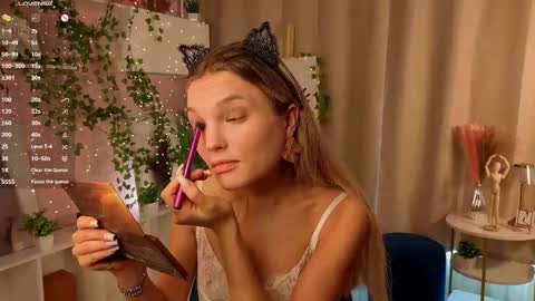 Hi Im Alice and here youll find something online show from 11-09-25, 08:34