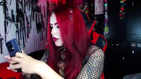 Snapshot of janna_ink chatting on 12-19-24, 01:18 online show from 12-19-24, 01:18