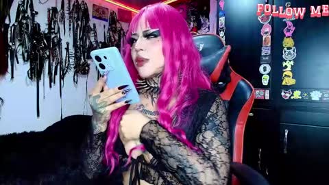 Snapshot of janna_ink chatting on 11-10-25, 12:42 online show from 11-10-25, 12:42