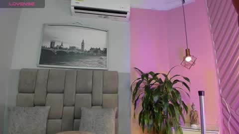 Snapshot of janna_lopezz chatting on 10-24-25, 11:06 Janna online show from 10-24-25, 11:06